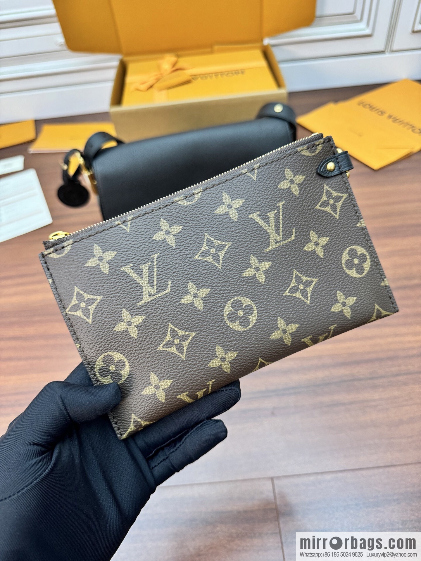 LV M13148 Low Key Messenger