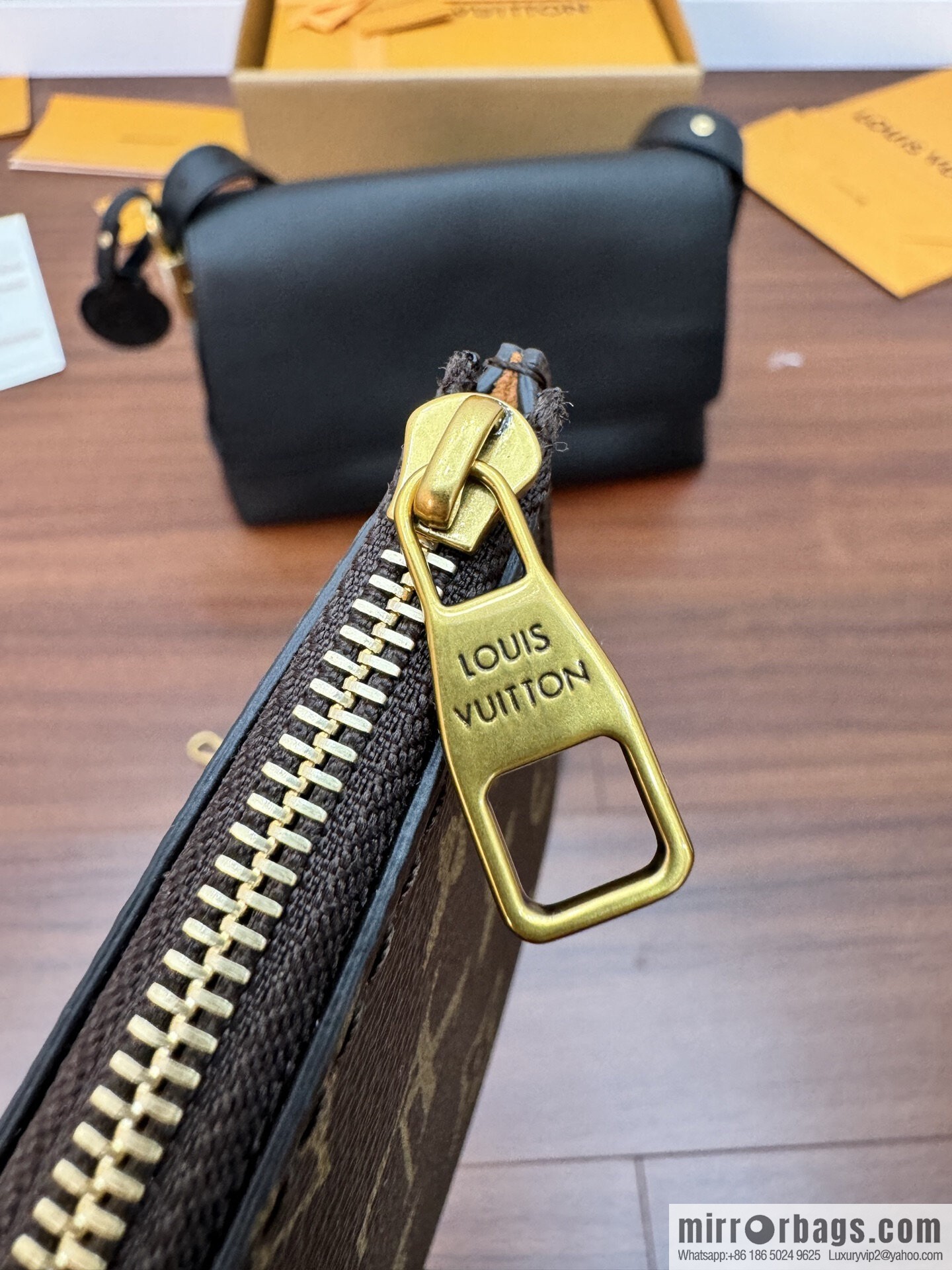 LV M13148 Low Key Messenger