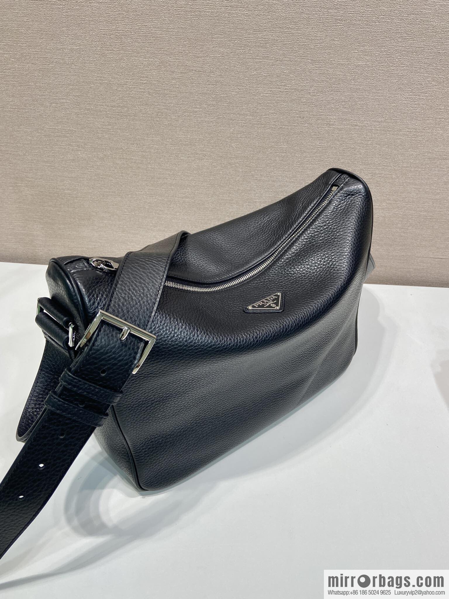 PRADA 🎉 new mailman bag 🎉 2VH182 leather shoulder strap 🎉🎉 black
