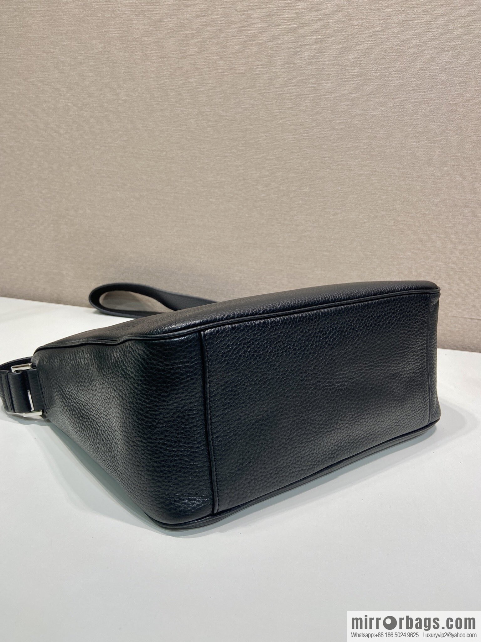 PRADA 🎉 new mailman bag 🎉 2VH182 leather shoulder strap 🎉🎉 black
