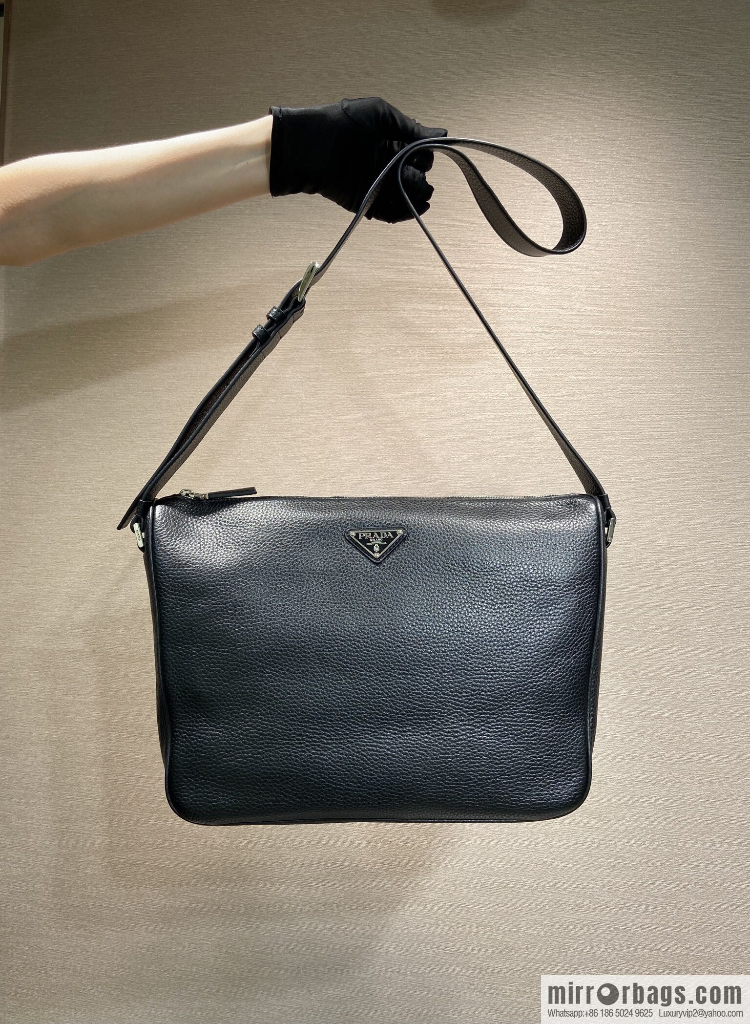 PRADA 🎉 new mailman bag 🎉 2VH182 leather shoulder strap 🎉🎉 black