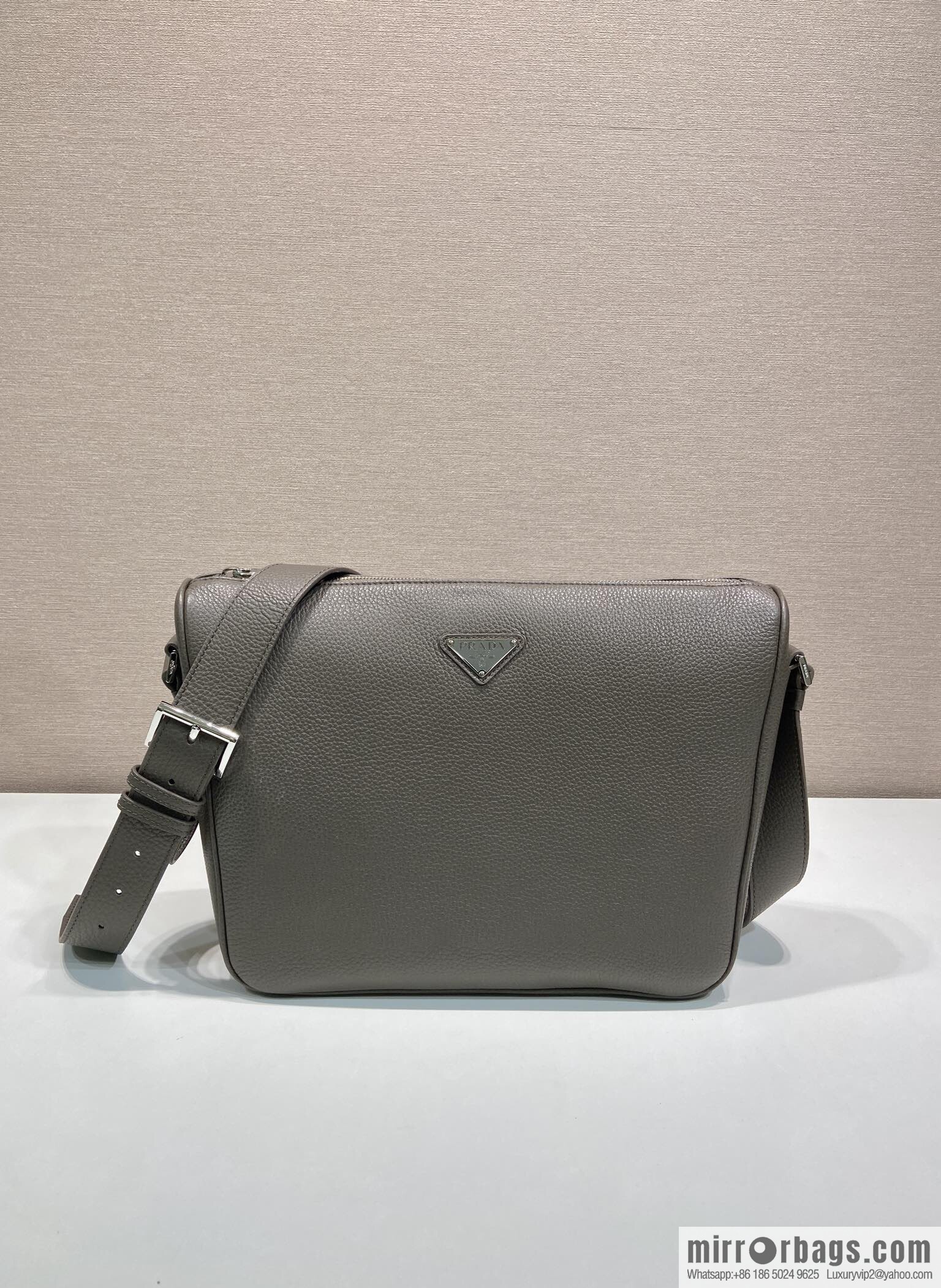 PRADA 🎉 new mailman bag 🎉 2VH182 leather shoulder strap 🎉🎉 gray