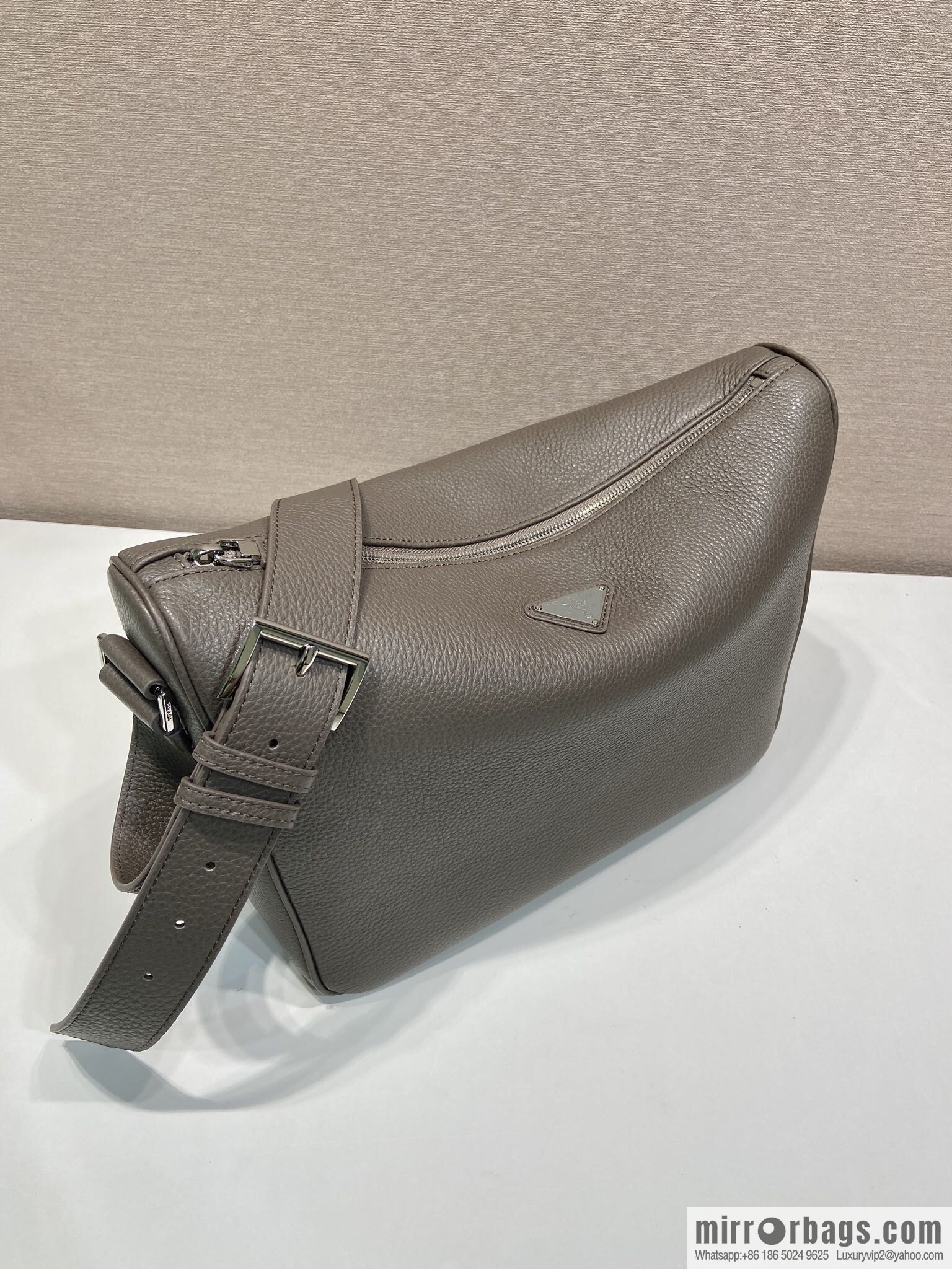 PRADA 🎉 new mailman bag 🎉 2VH182 leather shoulder strap 🎉🎉 gray