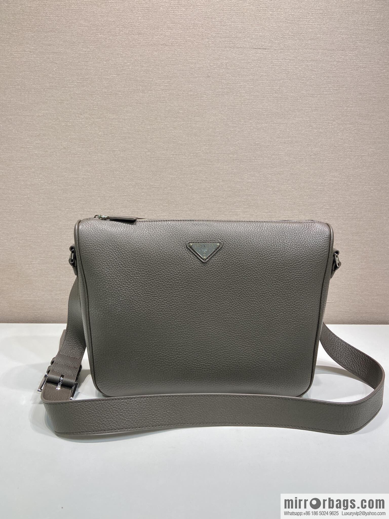 PRADA 🎉 new mailman bag 🎉 2VH182 leather shoulder strap 🎉🎉 gray