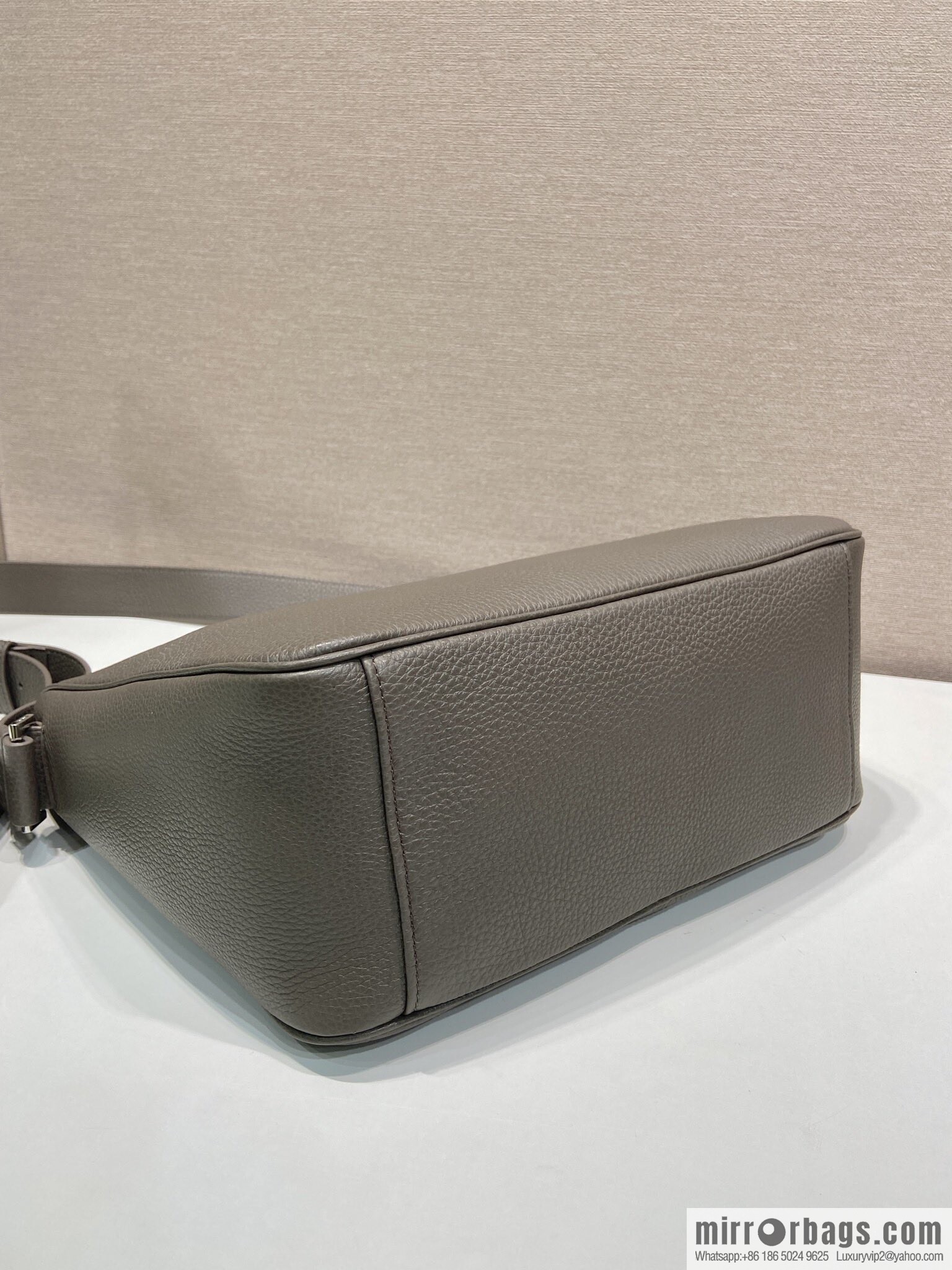 PRADA 🎉 new mailman bag 🎉 2VH182 leather shoulder strap 🎉🎉 gray