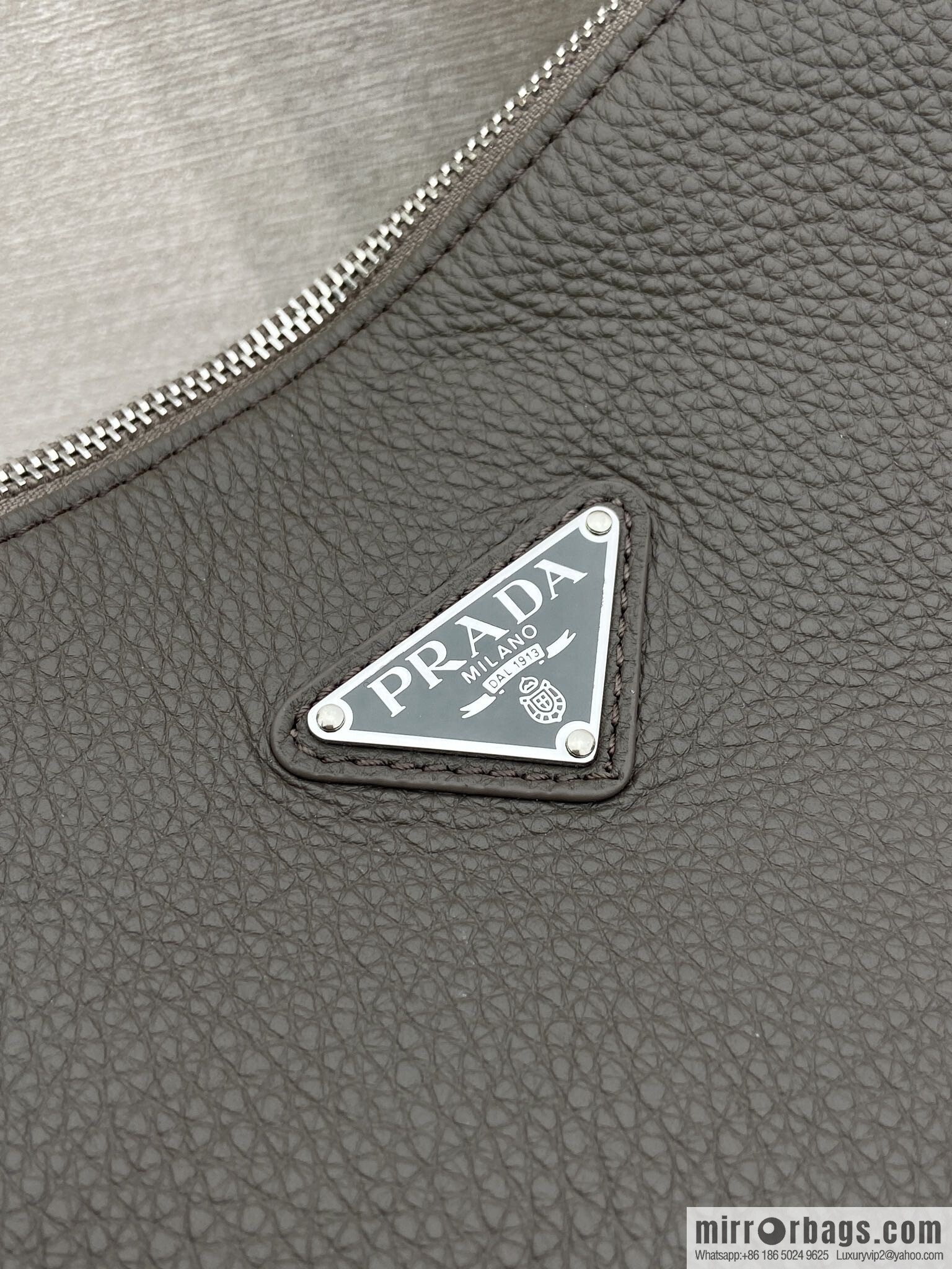 PRADA 🎉 new mailman bag 🎉 2VH182 leather shoulder strap 🎉🎉 gray