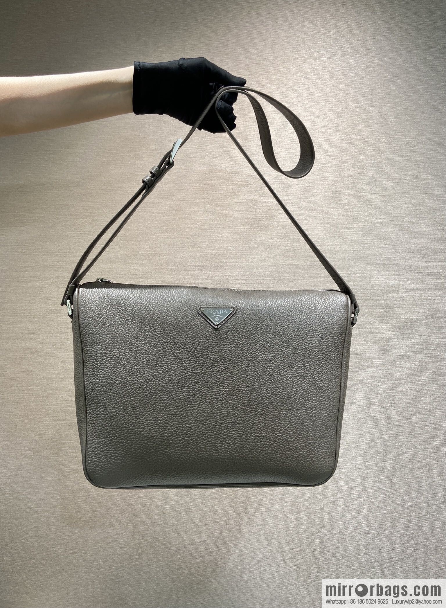 PRADA 🎉 new mailman bag 🎉 2VH182 leather shoulder strap 🎉🎉 gray
