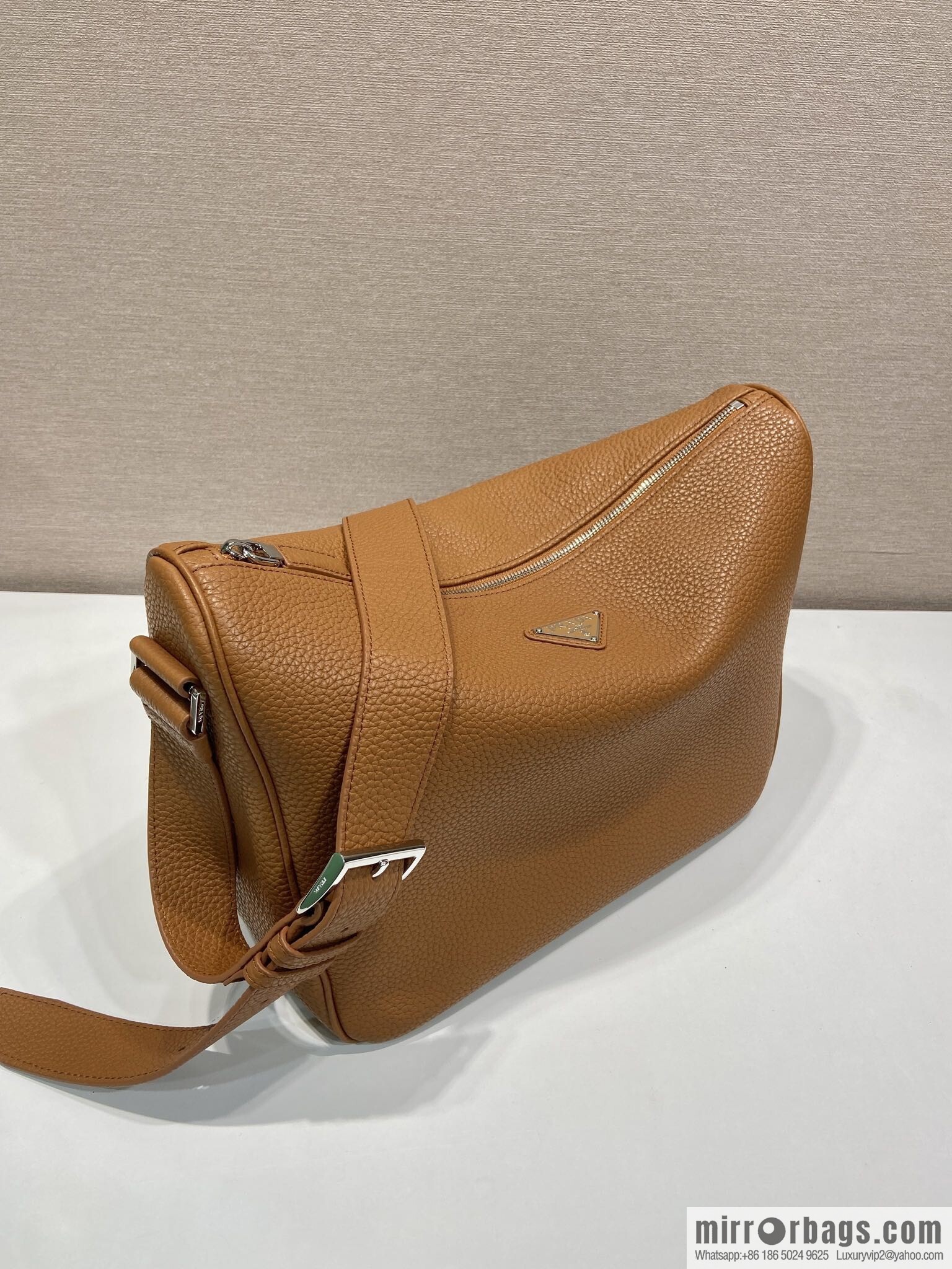 PRADA 🎉 new mail carrier bag 🎉 2VH182 leather shoulder strap 🎉🎉 caramel color