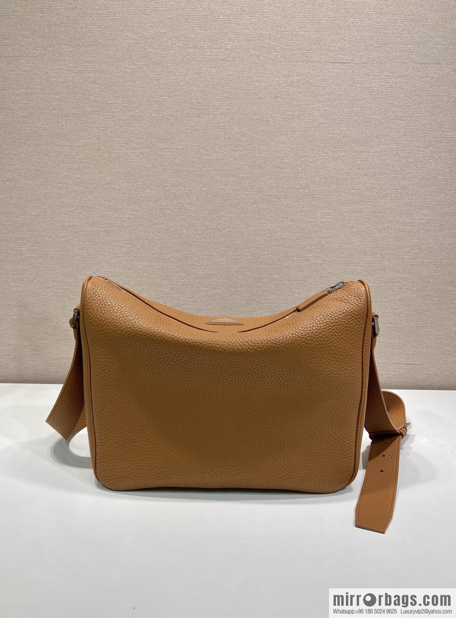 PRADA 🎉 new mail carrier bag 🎉 2VH182 leather shoulder strap 🎉🎉 caramel color
