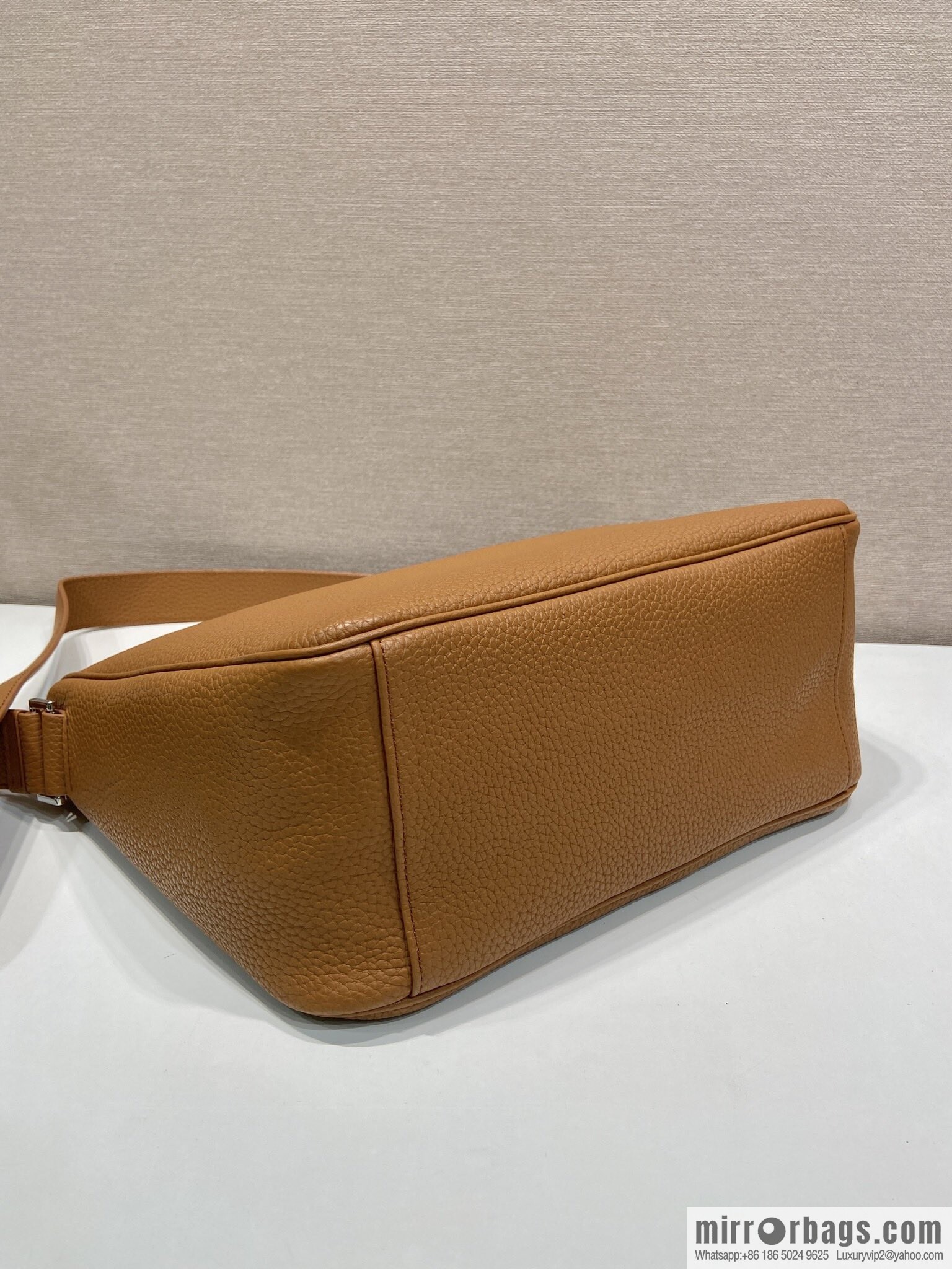 PRADA 🎉 new mail carrier bag 🎉 2VH182 leather shoulder strap 🎉🎉 caramel color