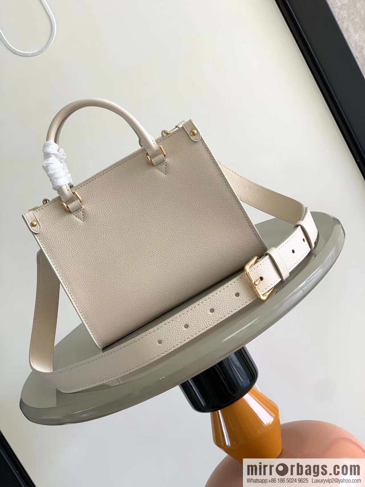 LV M23637 LOCK & GO handbag