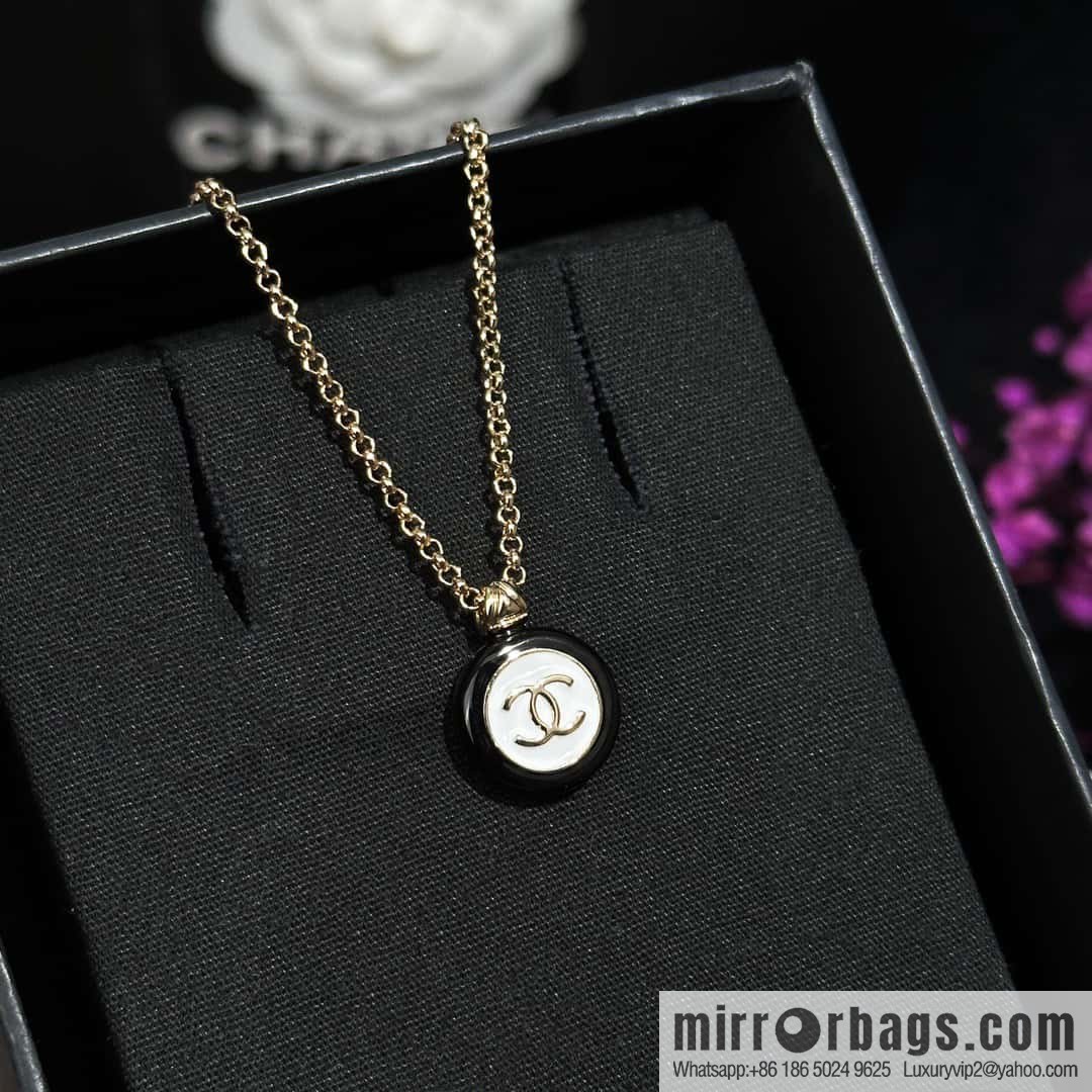 ❗️New ❗️ ☀️ new ☑️ Chanel double c black and white round button necklace ☀️
