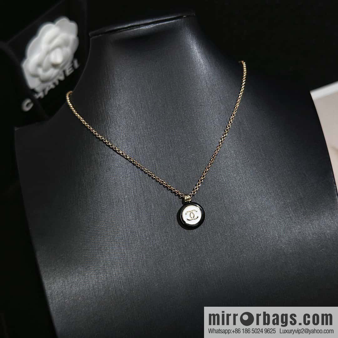 ❗️New ❗️ ☀️ new ☑️ Chanel double c black and white round button necklace ☀️