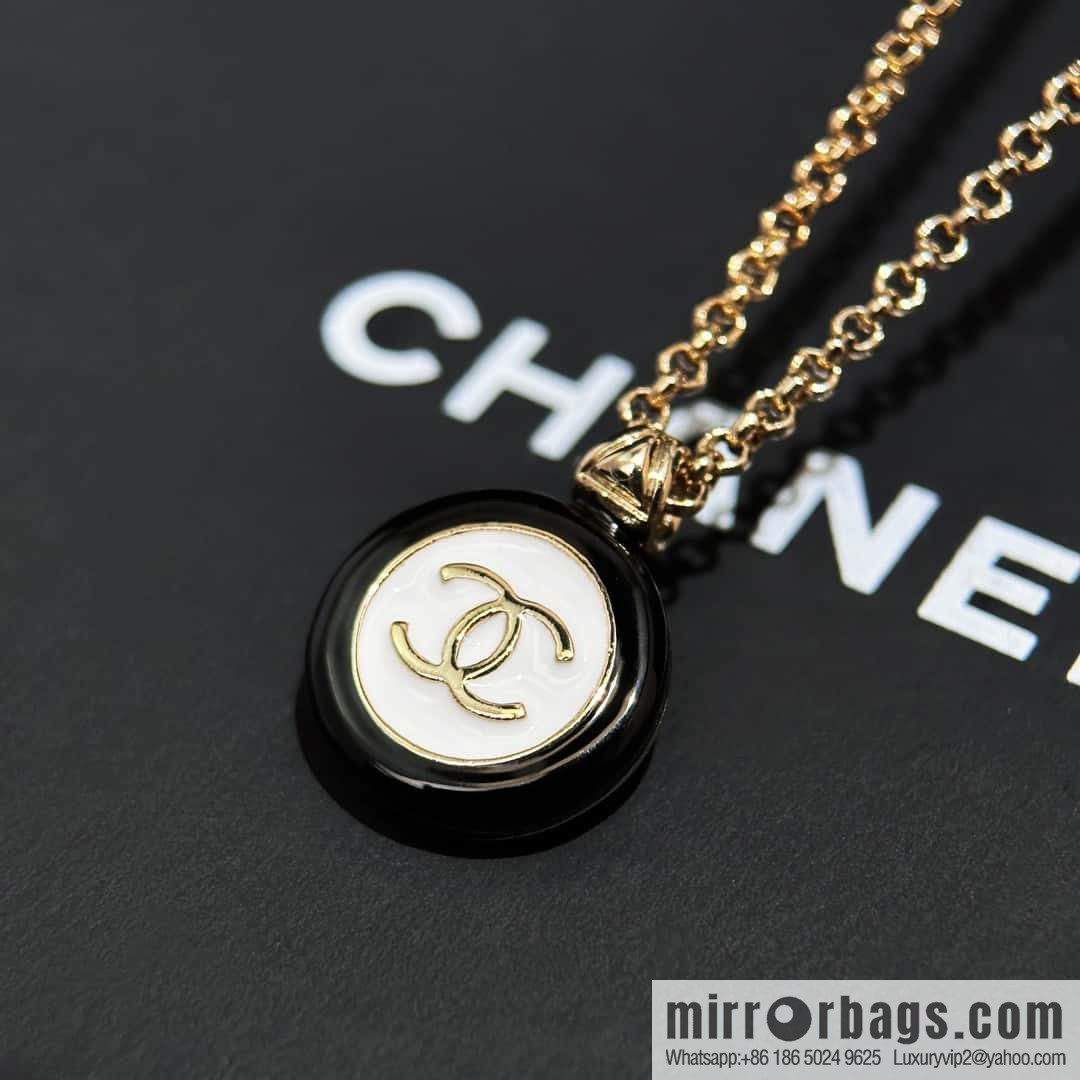 ❗️New ❗️ ☀️ new ☑️ Chanel double c black and white round button necklace ☀️