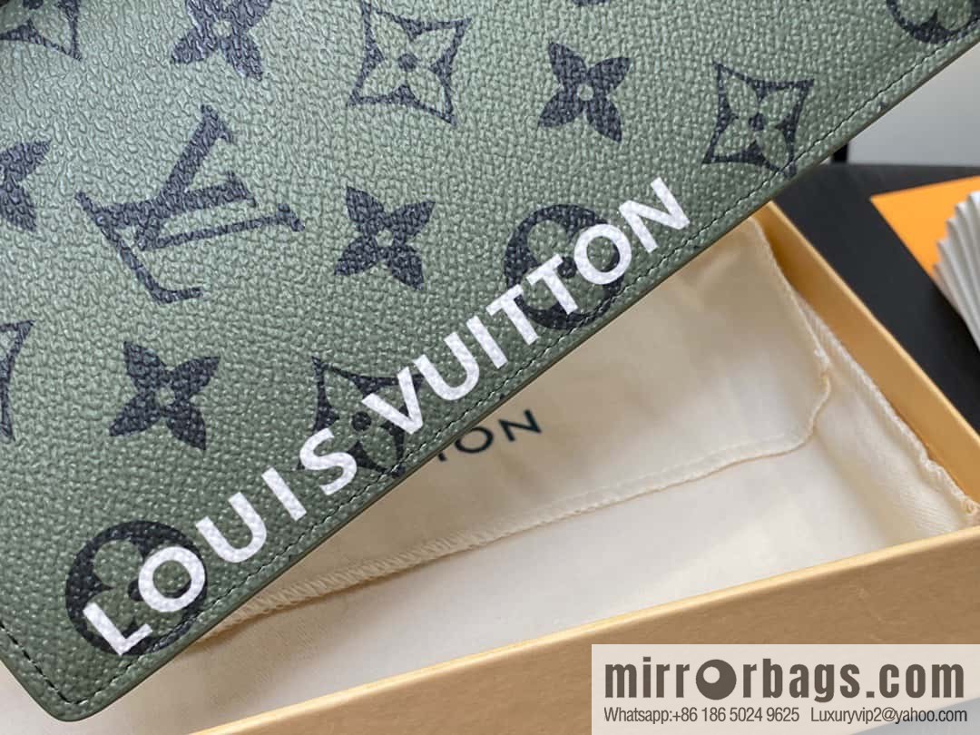 [Original order boutique] M82790 green, silk screen suit wallet series Brazza wallet