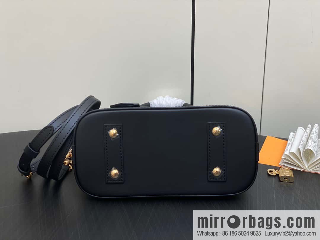 [Original single boutique] M23666 black rhombus, full leather shell bag series Alma BB shell handbag