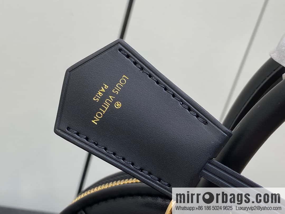 [Original single boutique] M23666 black rhombus, full leather shell bag series Alma BB shell handbag