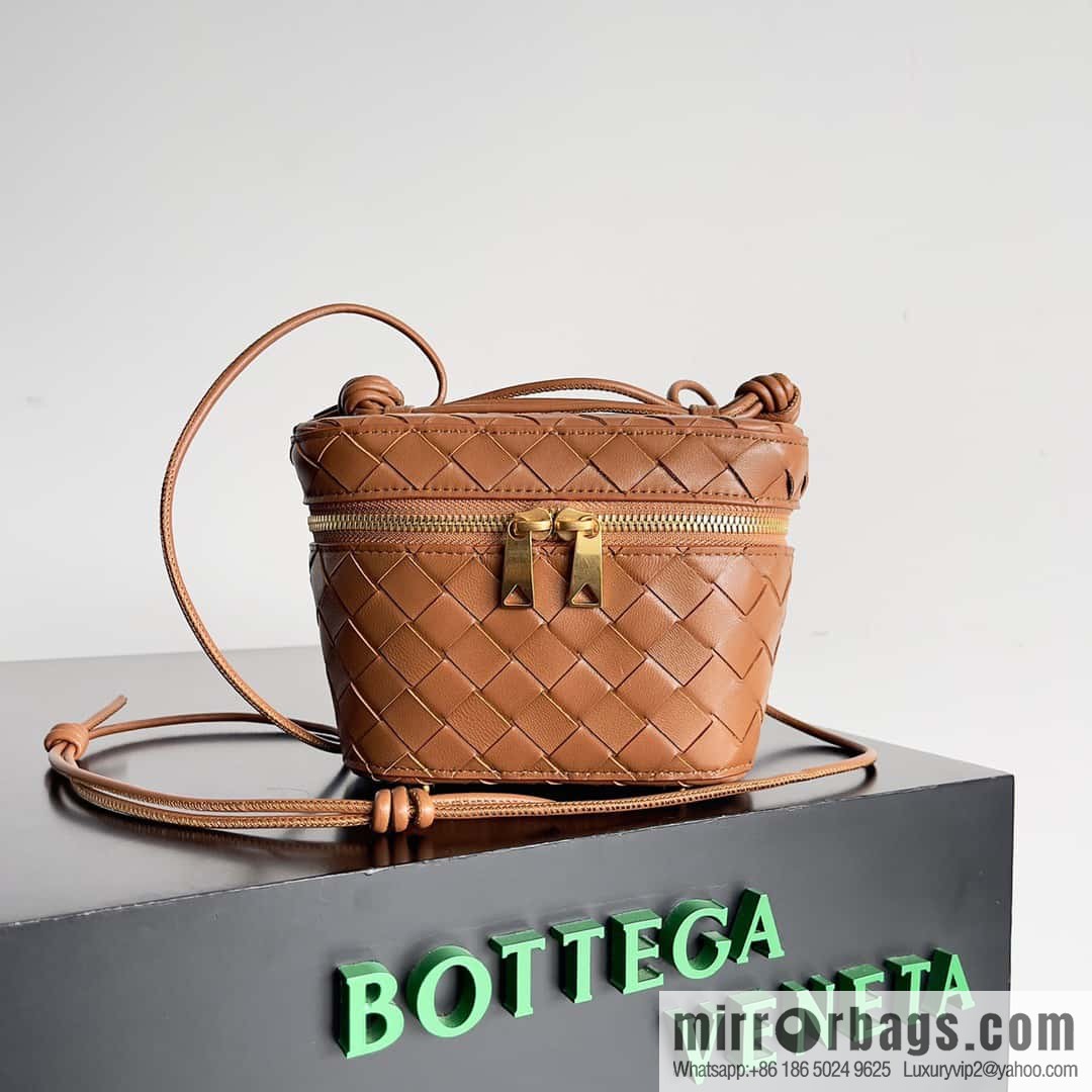 2023 new BV small box Bottega Veneta woven mini pouch model; 743551 small box bag, oak brown