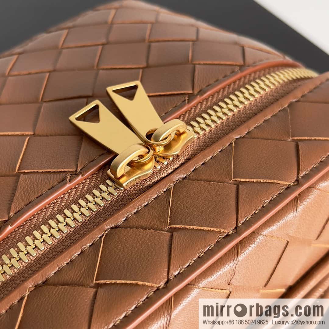 2023 new BV small box Bottega Veneta woven mini pouch model; 743551 small box bag, oak brown