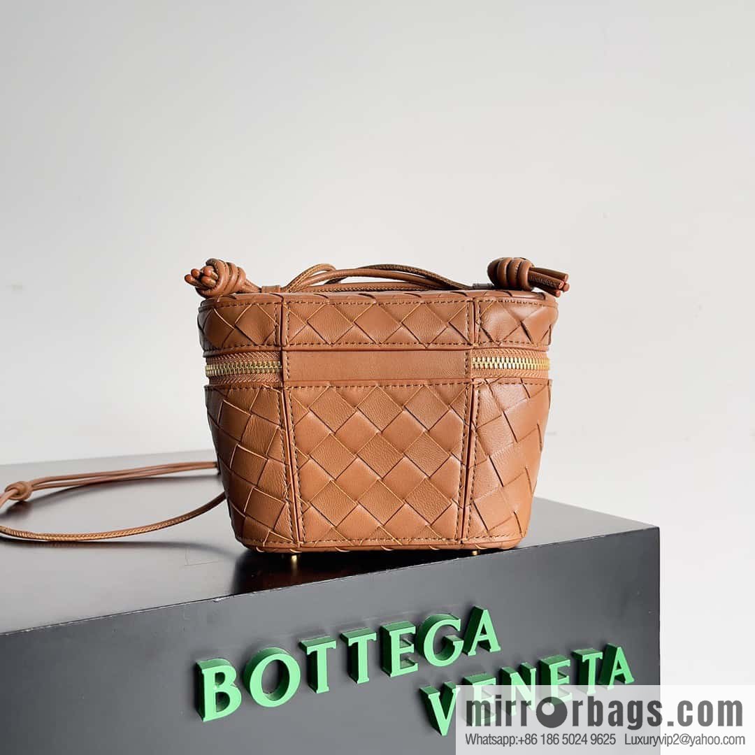 2023 new BV small box Bottega Veneta woven mini pouch model; 743551 small box bag, oak brown