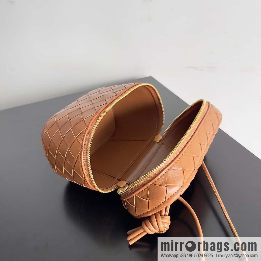 2023 new BV small box Bottega Veneta woven mini pouch model; 743551 small box bag, oak brown