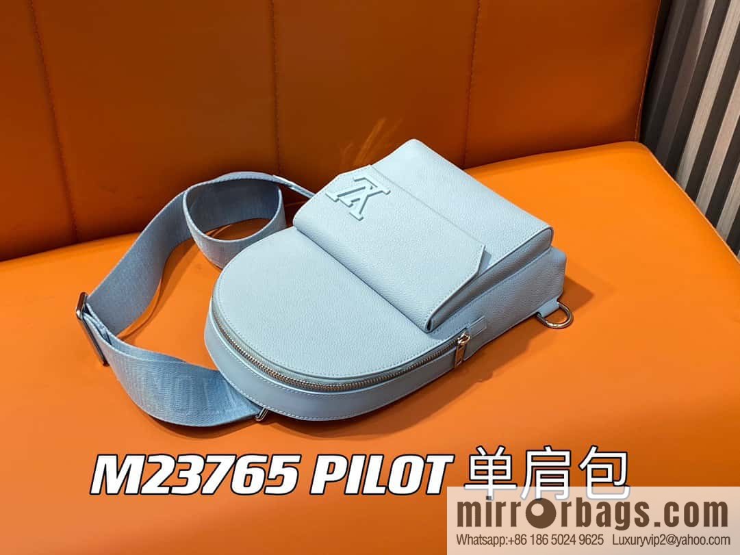[Original order boutique] M23765 blue, full leather breast bag shoulder bag series, autumn and winter new PILOT shoulder bag