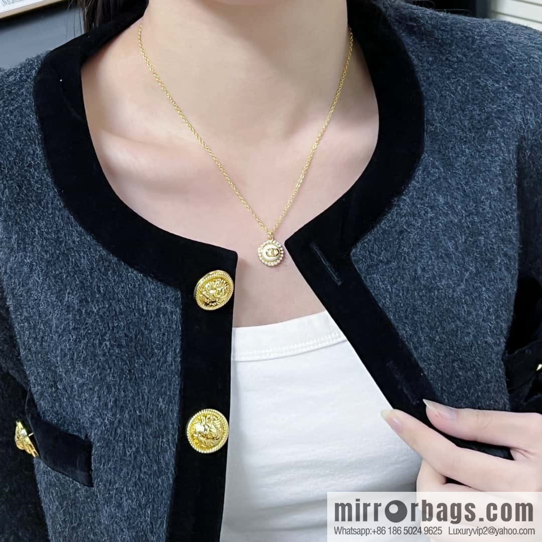 New ☑️ DIOR white CD necklace