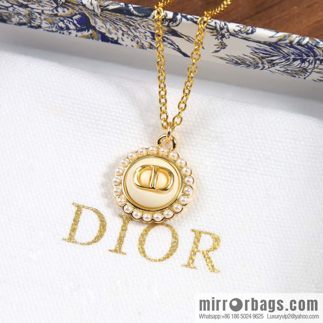 New ☑️ DIOR white CD necklace