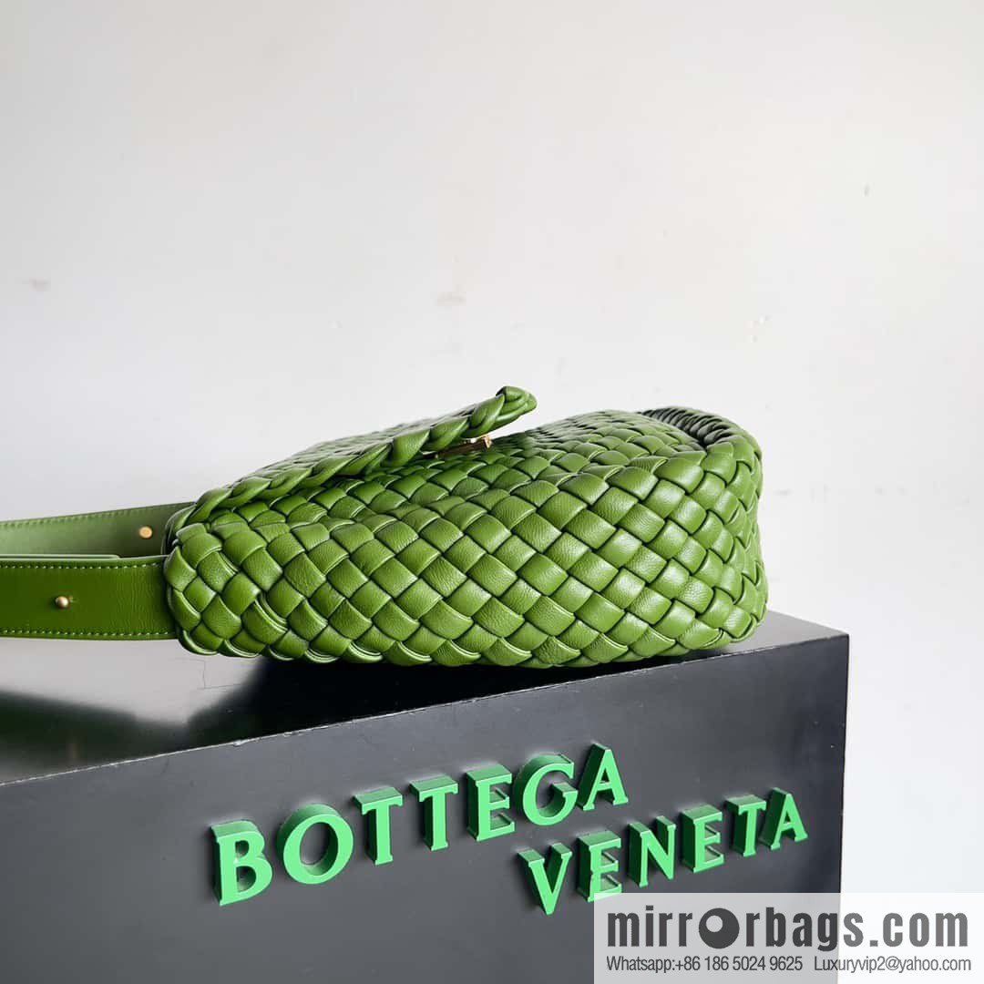 BV autumn and winter new models, Faye Wong the same style, classic small weaving pure hand-woven COBBLE shoulder backpack model number: 709418 green pepper green