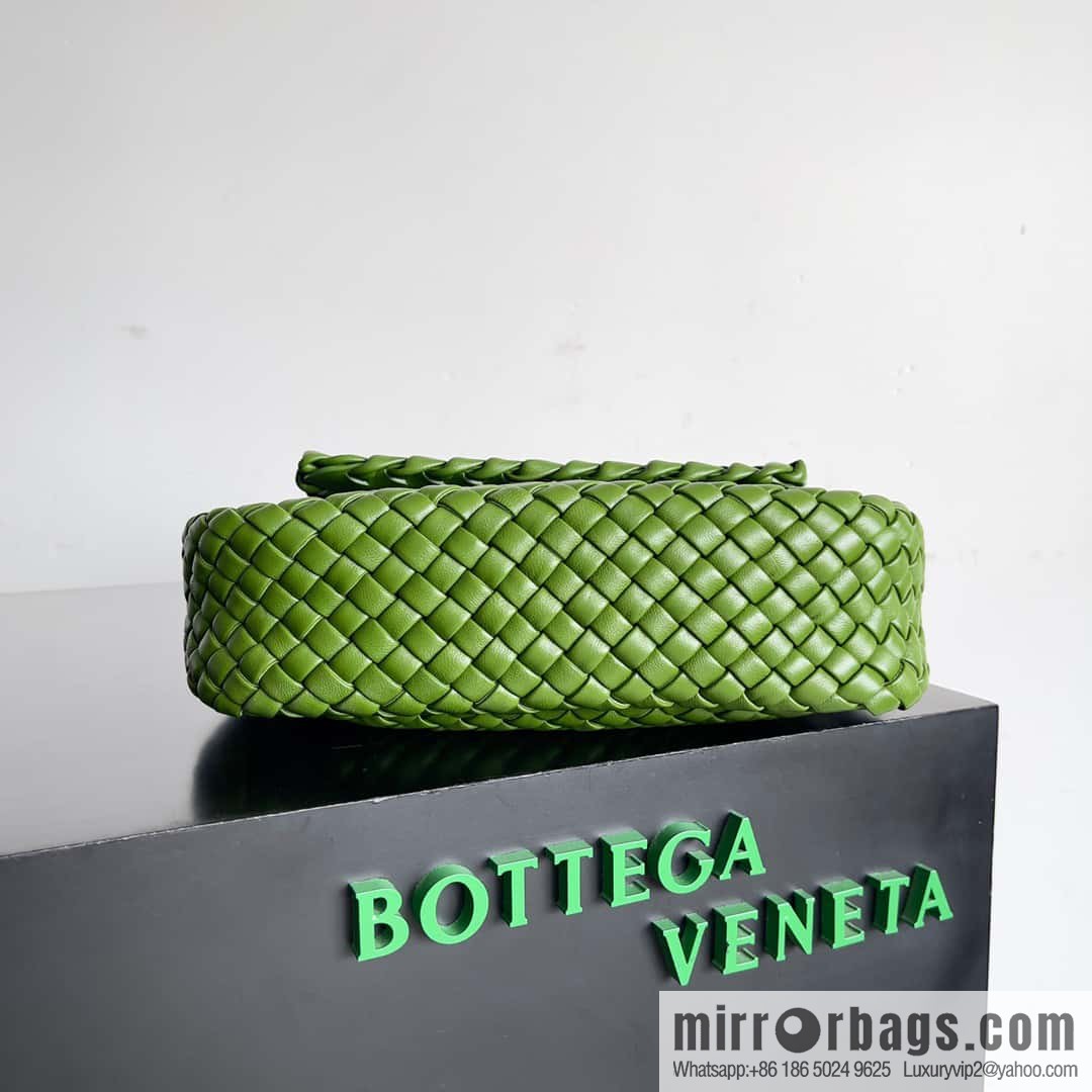 BV autumn and winter new models, Faye Wong the same style, classic small weaving pure hand-woven COBBLE shoulder backpack model number: 709418 green pepper green