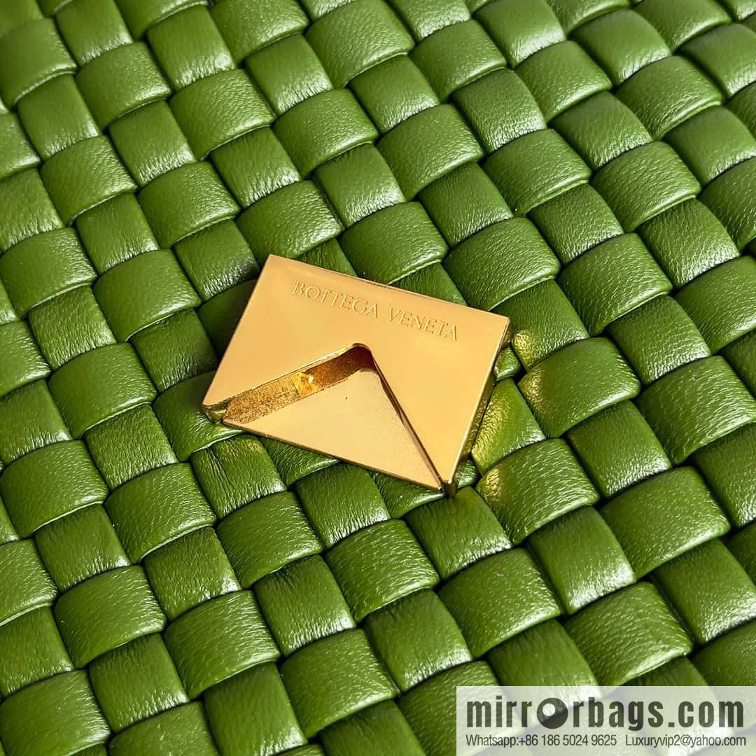BV autumn and winter new models, Faye Wong the same style, classic small weaving pure hand-woven COBBLE shoulder backpack model number: 709418 green pepper green