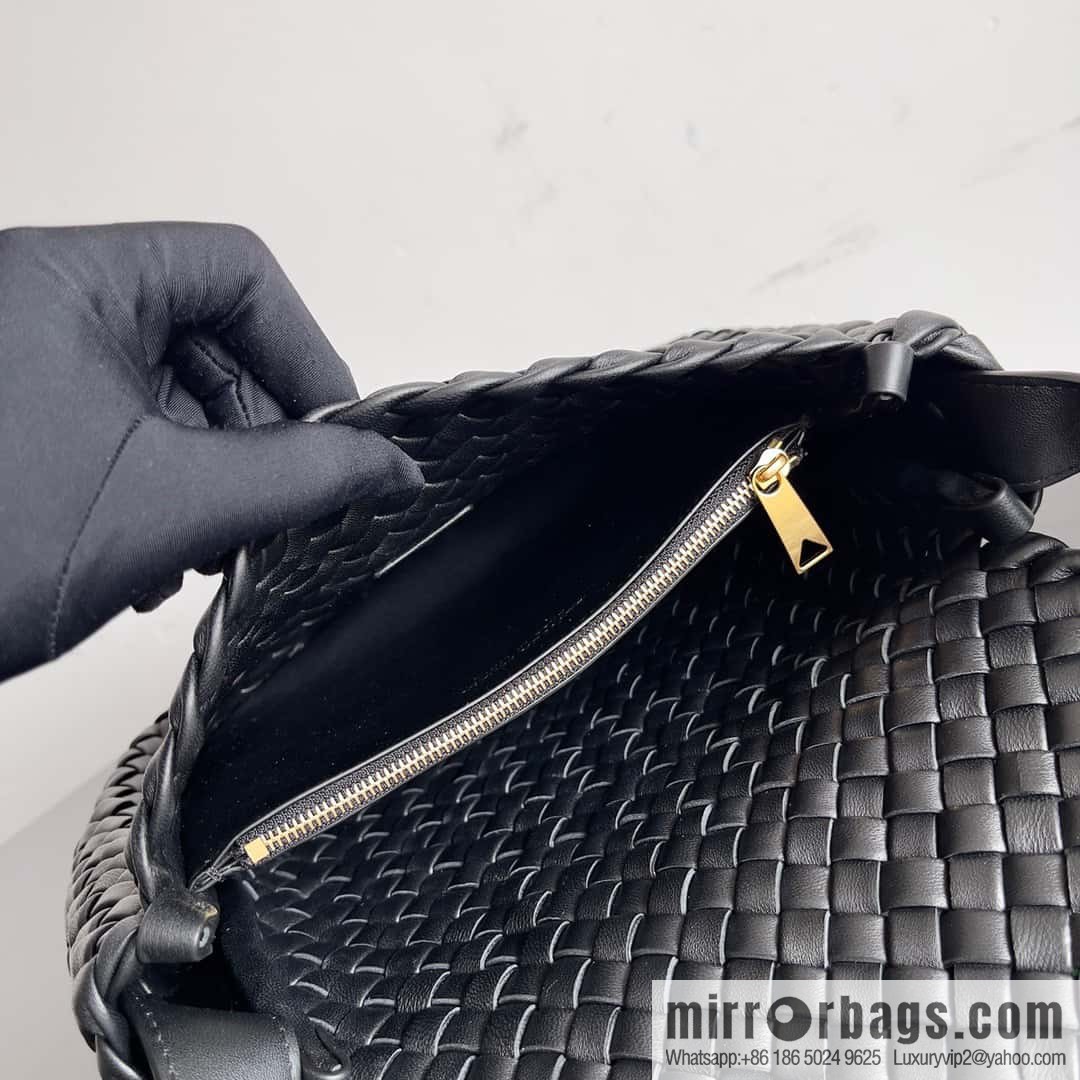 BV autumn and winter new model, Faye Wong same style, classic small weaving pure hand-woven COBBLE shoulder backpack model number: 709418 black