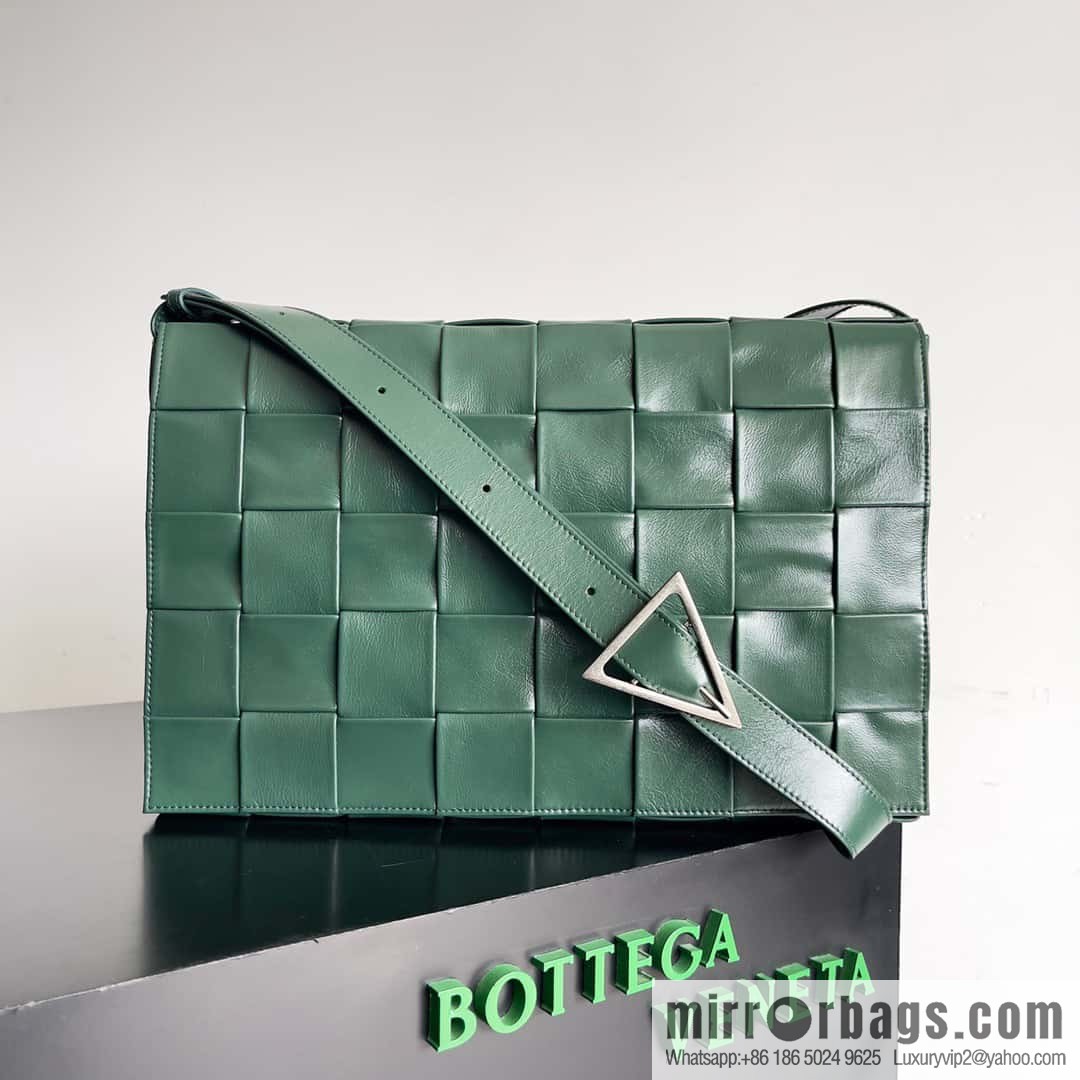 BV Baodiejia B home, model; 691407 new version of CASSETTE triangular buckle oil wax leather, shoulder backpack dark green