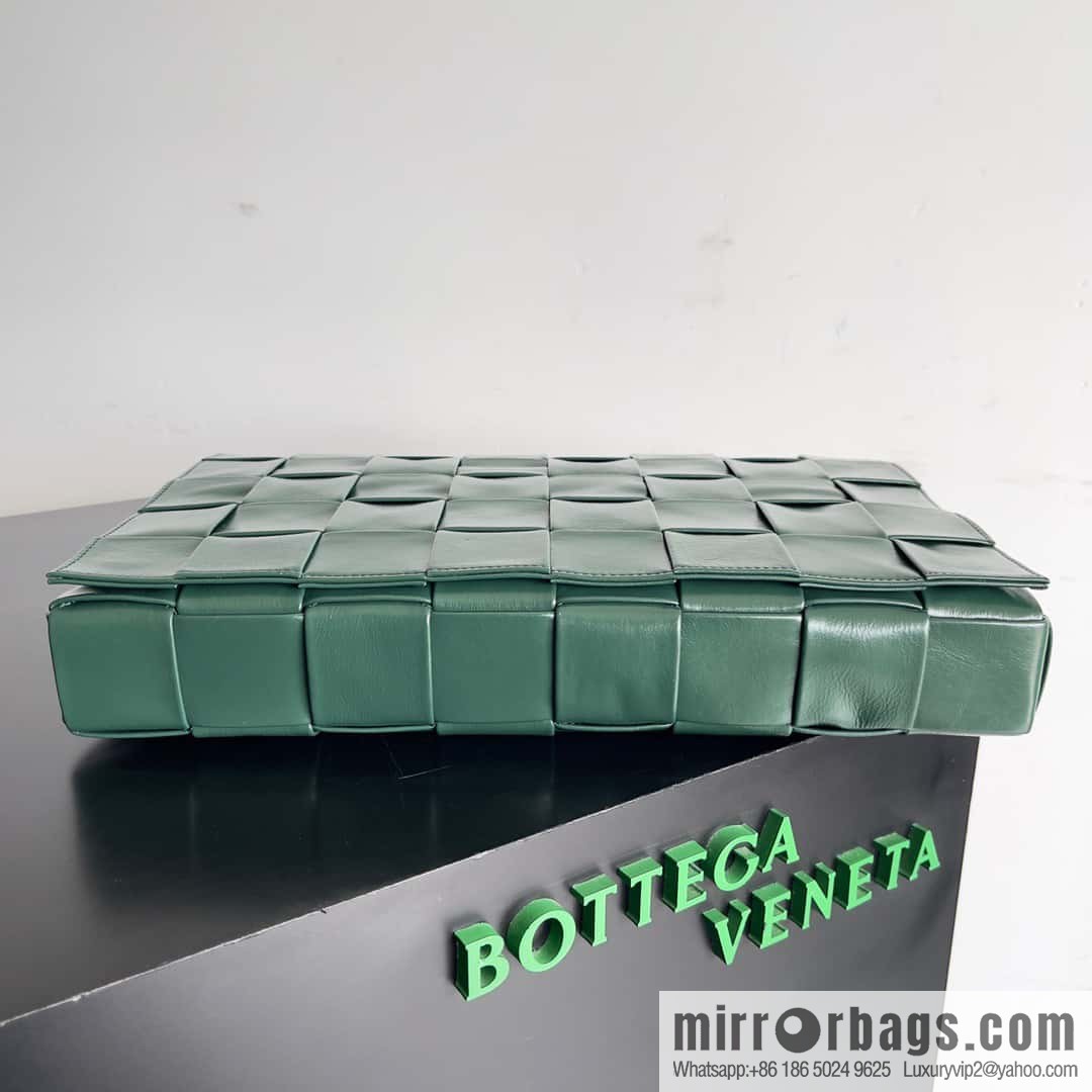 BV Baodiejia B home, model; 691407 new version of CASSETTE triangular buckle oil wax leather, shoulder backpack dark green