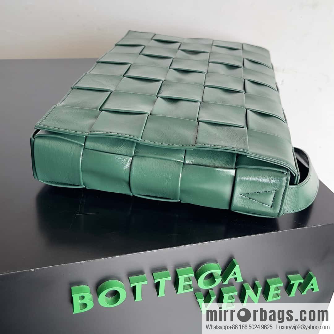 BV Baodiejia B home, model; 691407 new version of CASSETTE triangular buckle oil wax leather, shoulder backpack dark green