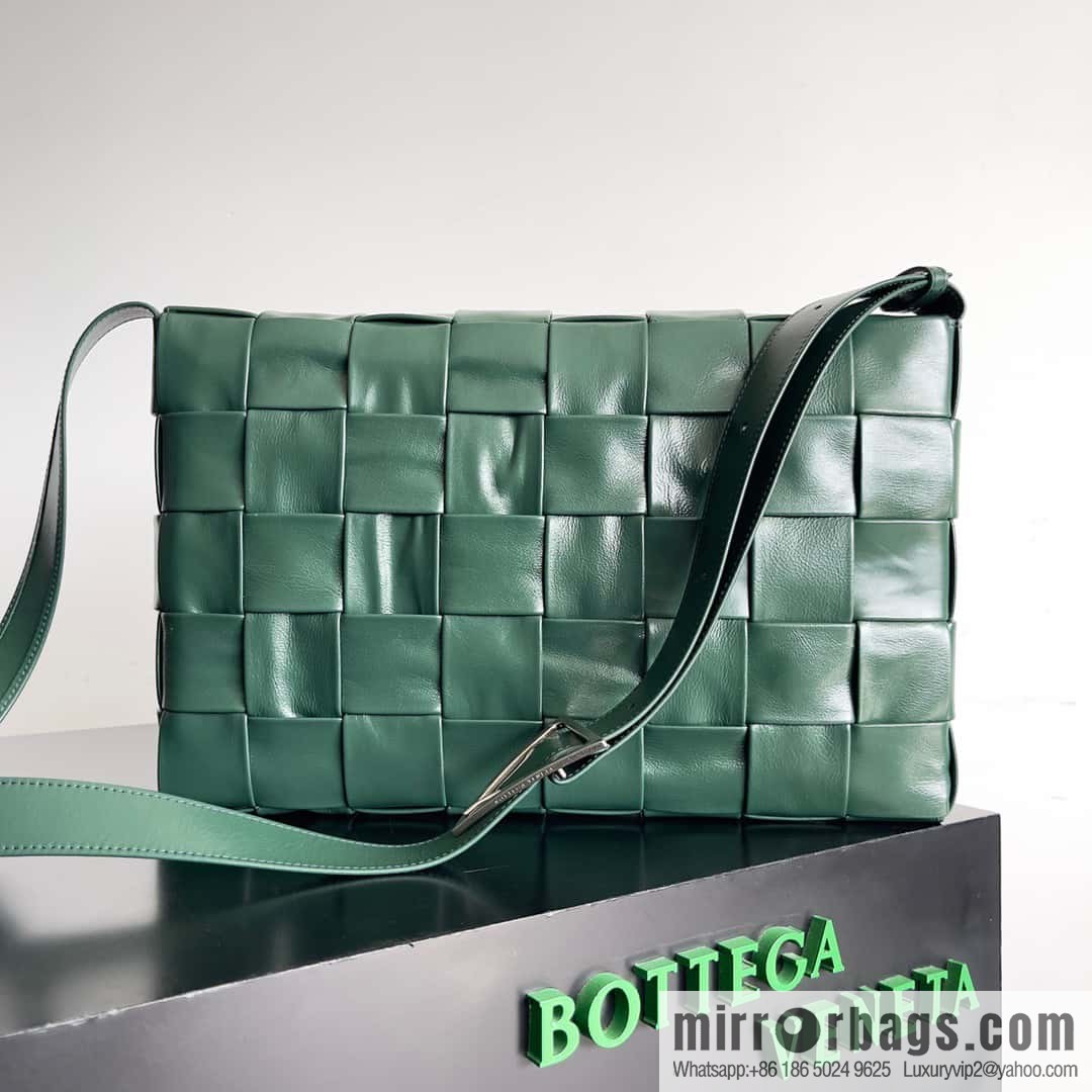 BV Baodiejia B home, model; 691407 new version of CASSETTE triangular buckle oil wax leather, shoulder backpack dark green