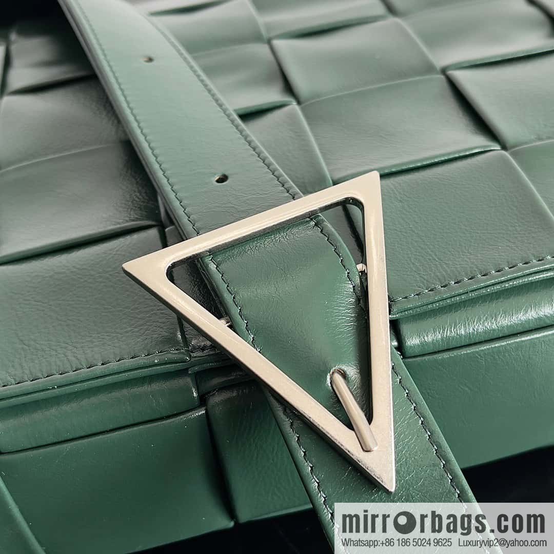 BV Baodiejia B home, model; 691407 new version of CASSETTE triangular buckle oil wax leather, shoulder backpack dark green