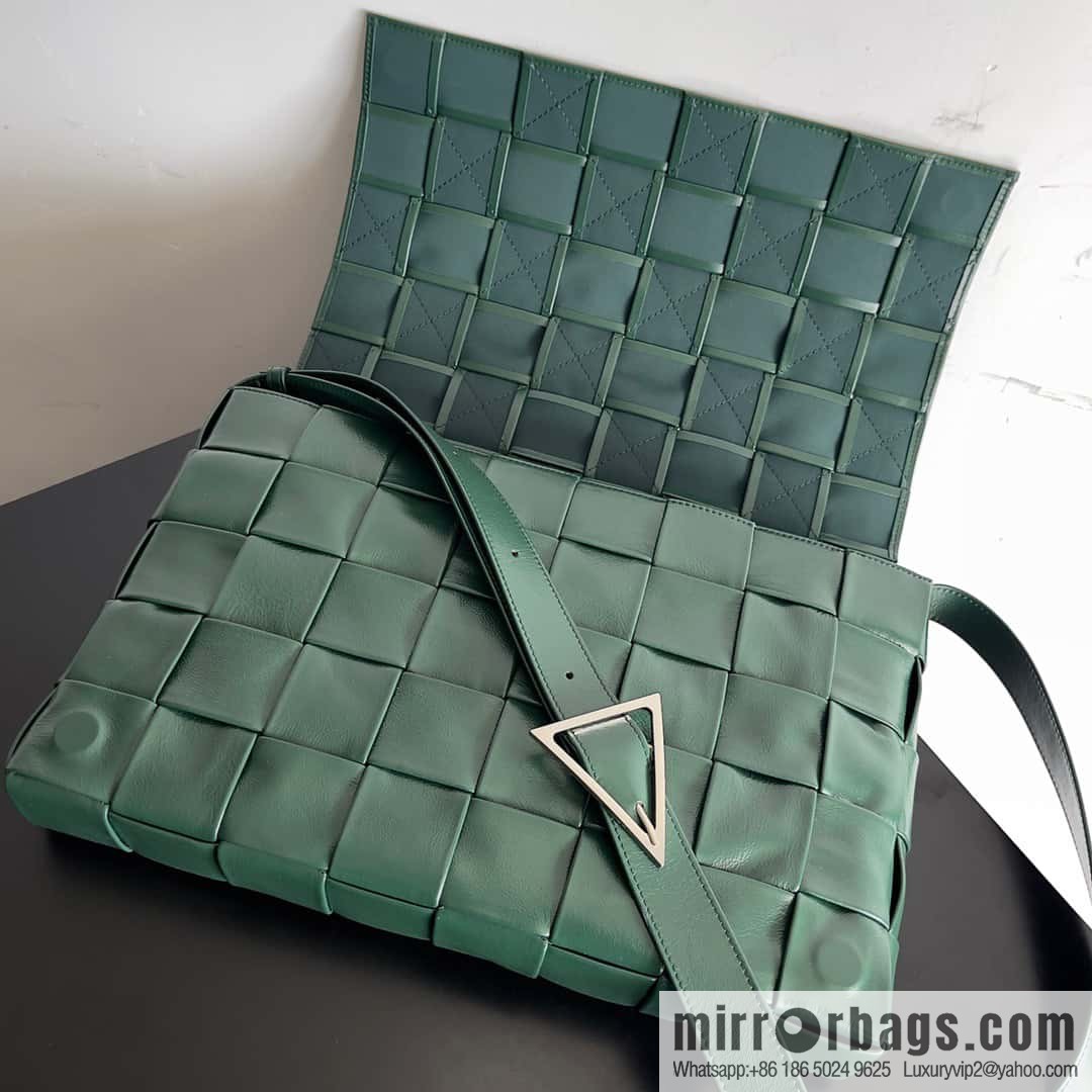BV Baodiejia B home, model; 691407 new version of CASSETTE triangular buckle oil wax leather, shoulder backpack dark green