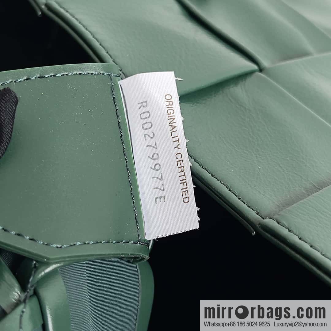 BV Baodiejia B home, model; 691407 new version of CASSETTE triangular buckle oil wax leather, shoulder backpack dark green