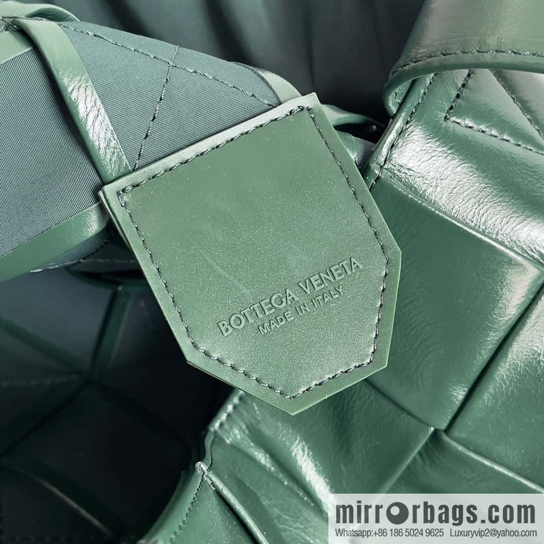 BV Baodiejia B home, model; 691407 new version of CASSETTE triangular buckle oil wax leather, shoulder backpack dark green