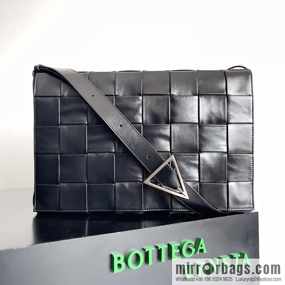 BV Baodiejia B home, model; 691407 new version of CASSETTE triangular buckle oil wax leather, shoulder backpack black