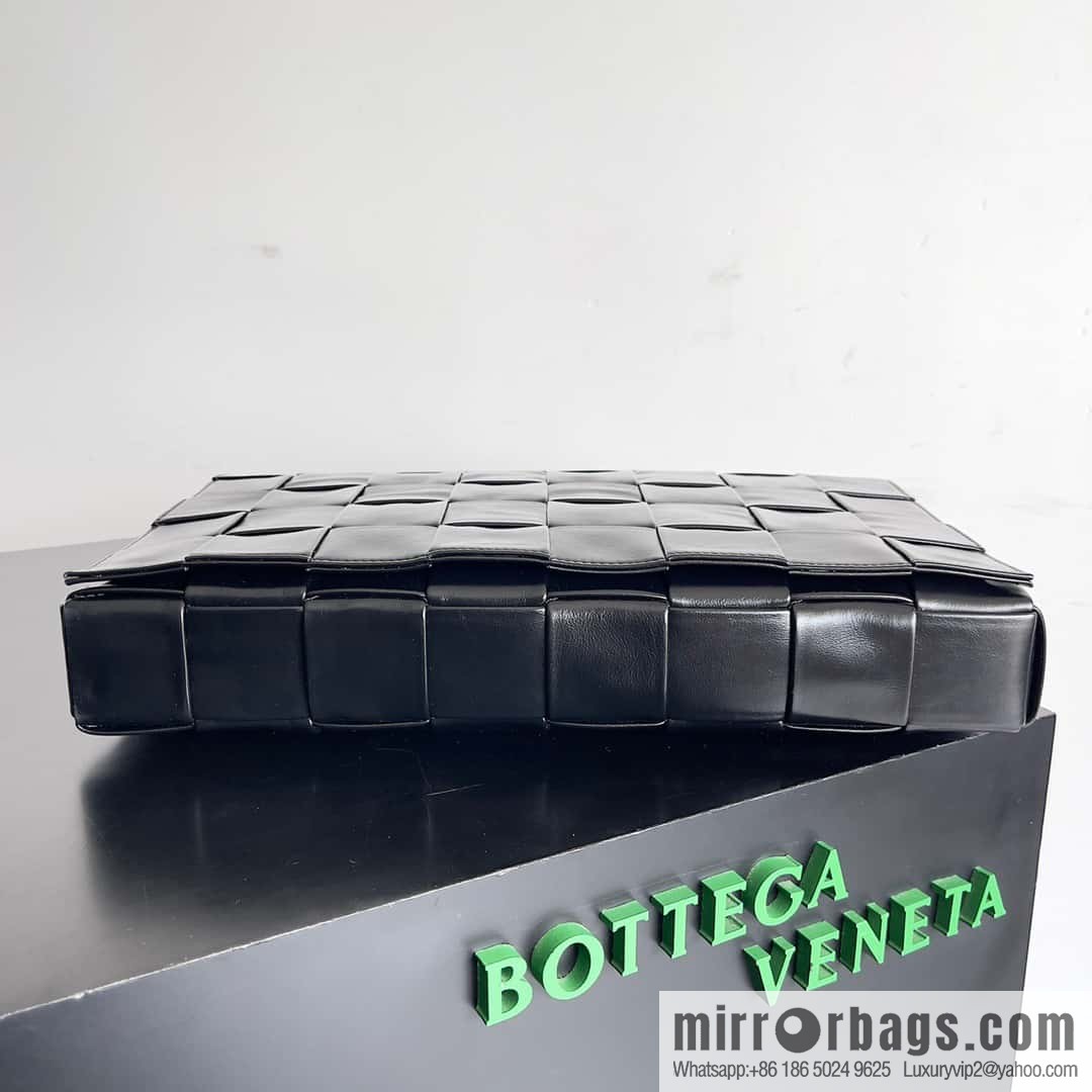 BV Baodiejia B home, model; 691407 new version of CASSETTE triangular buckle oil wax leather, shoulder backpack black
