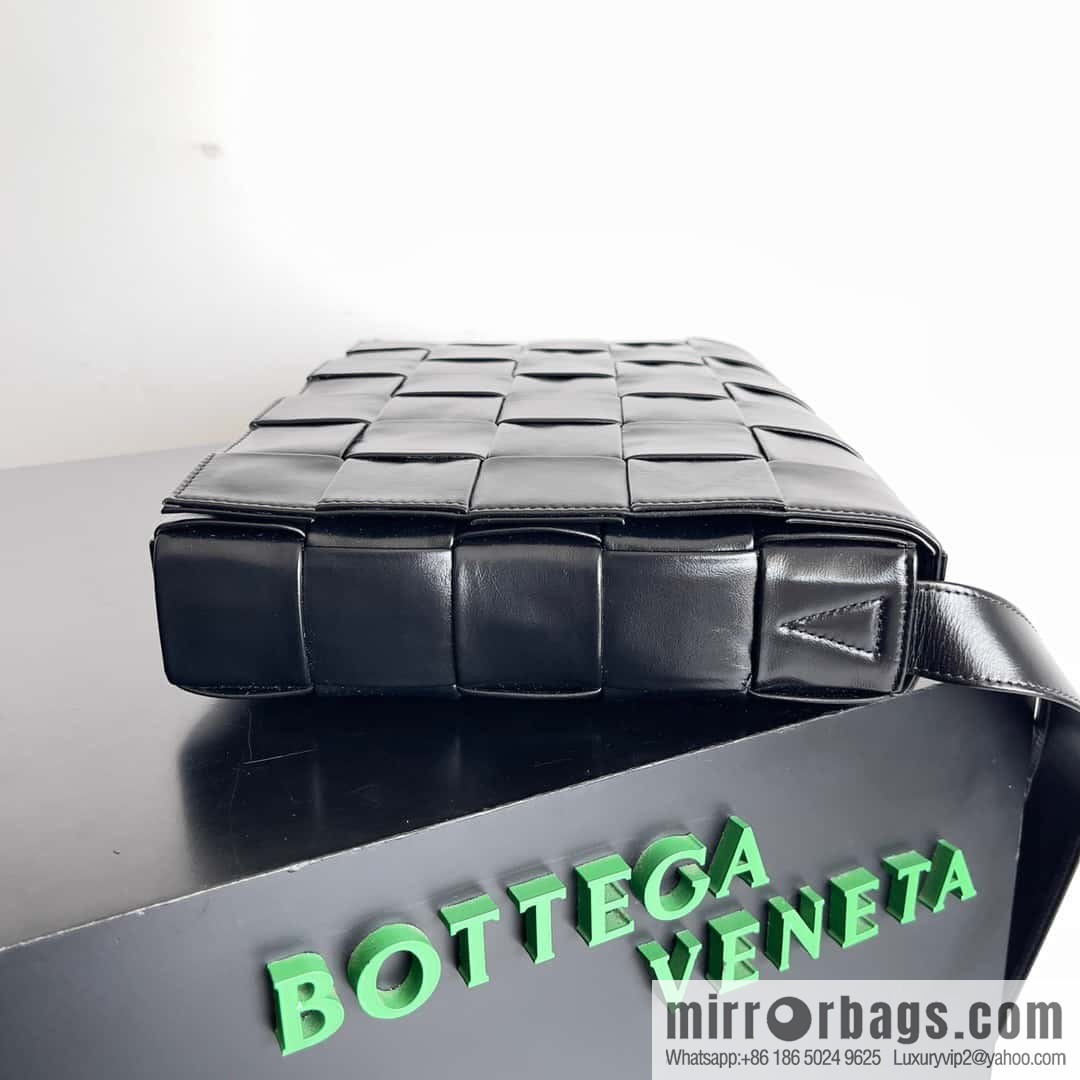 BV Baodiejia B home, model; 691407 new version of CASSETTE triangular buckle oil wax leather, shoulder backpack black