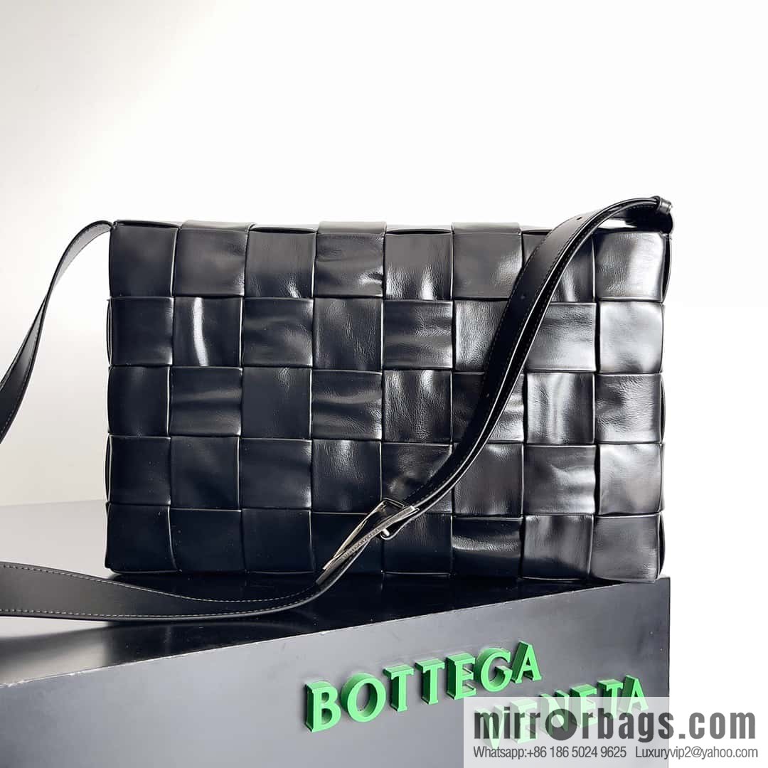 BV Baodiejia B home, model; 691407 new version of CASSETTE triangular buckle oil wax leather, shoulder backpack black