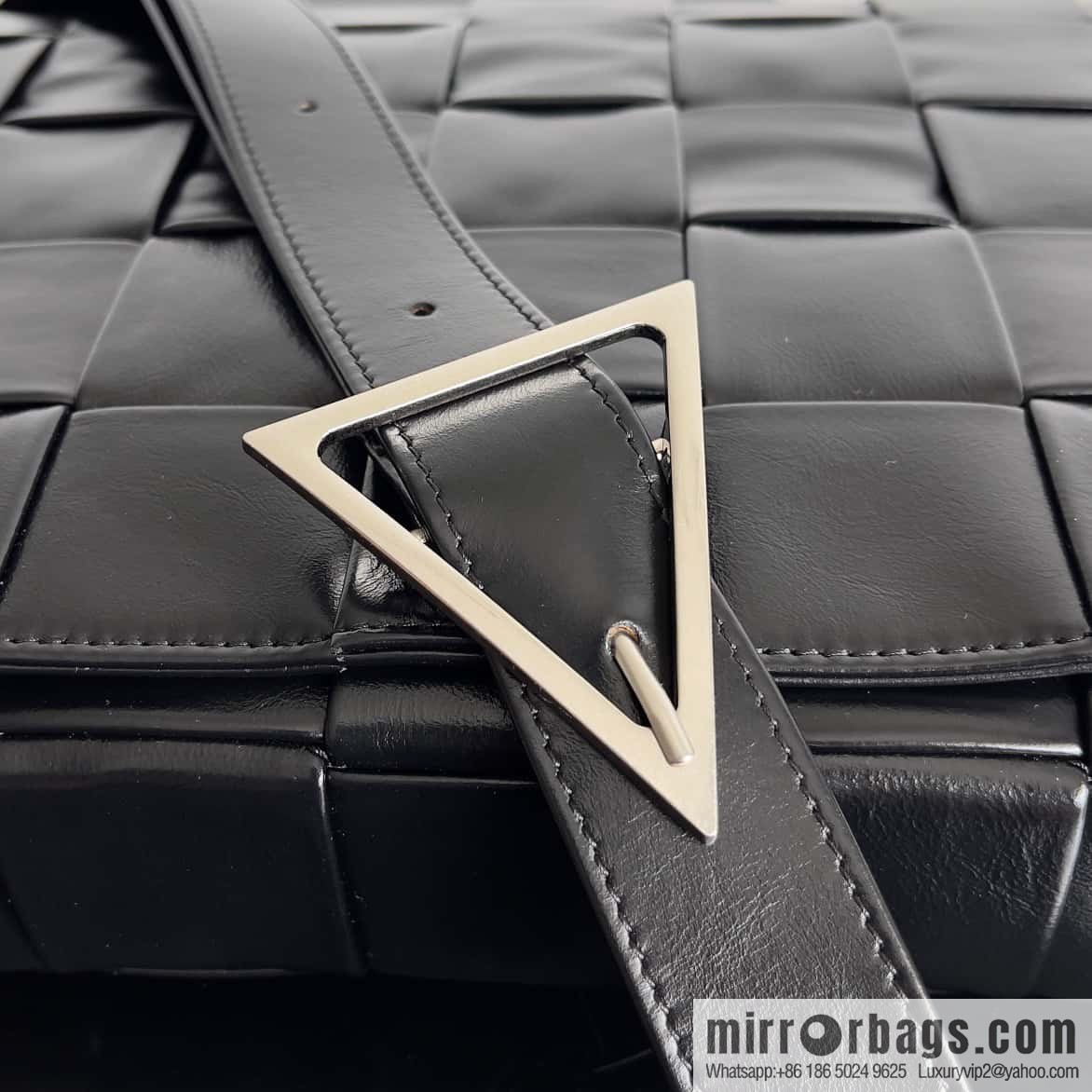 BV Baodiejia B home, model; 691407 new version of CASSETTE triangular buckle oil wax leather, shoulder backpack black