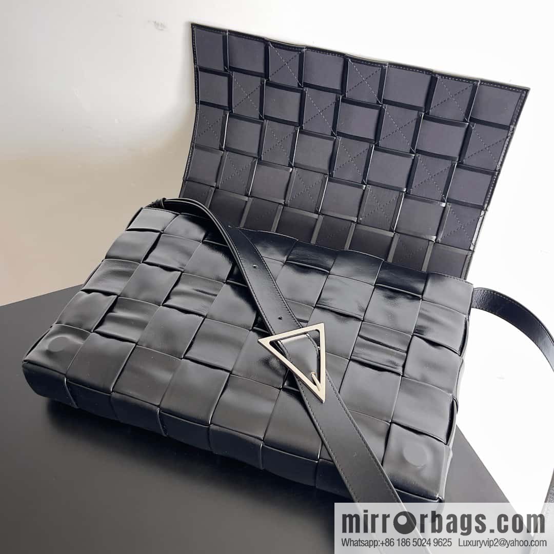 BV Baodiejia B home, model; 691407 new version of CASSETTE triangular buckle oil wax leather, shoulder backpack black