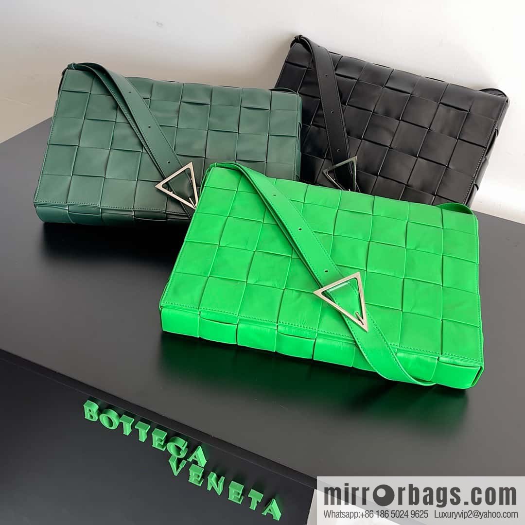 BV Baodiejia B home, model; 691407 new version of CASSETTE triangular buckle oil wax leather, shoulder backpack dark green