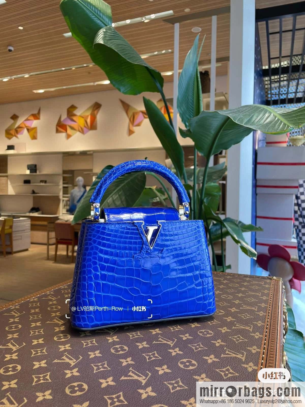 [Original order boutique] M48865 blue, crocodile pattern full leather cap that English series Capucines mini handbag