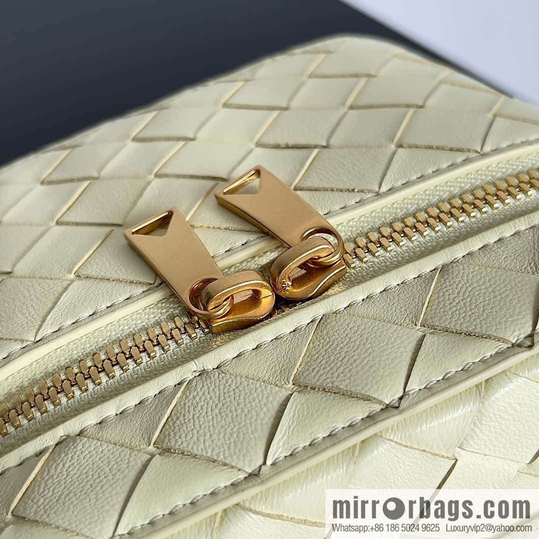 2023 new BV small box Bottega Veneta woven mini pouch model; 743551 small box bag, ice cream color