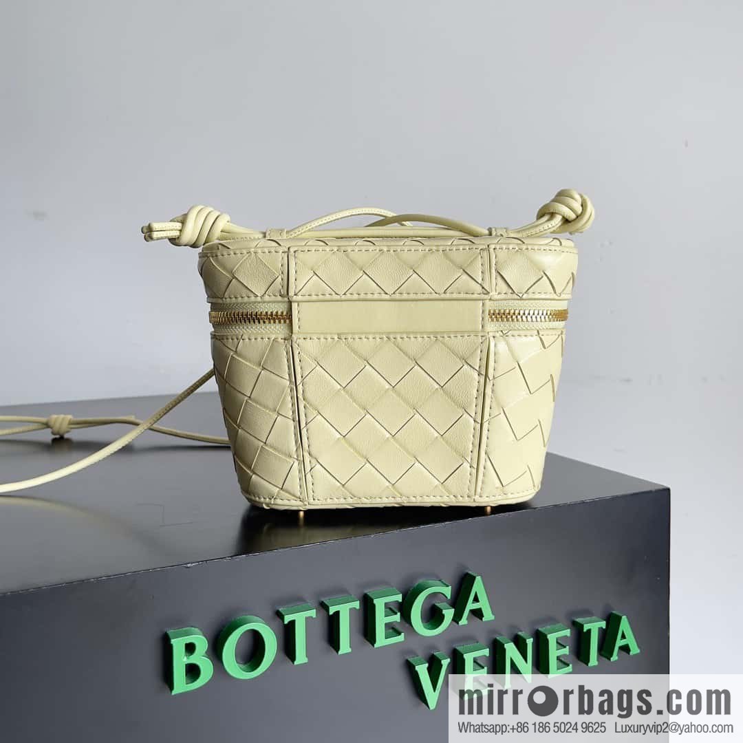 2023 new BV small box Bottega Veneta woven mini pouch model; 743551 small box bag, ice cream color